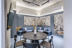 شقة - بشرفة - بمنظر جزئي للبحر | منطقة المعيشة