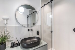Apartment, Balcony | Bathroom | Shower, free toiletries, hair dryer, towels - CORSO UMBERTO 228 - SOFIA APARTMENTS (Naples)