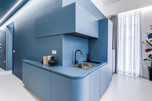 Lejlighed - balkon | Privat køkken | Køleskab, mikrobølgeovn, kogeplade, køkkentøj/tallerkener/redskaber
