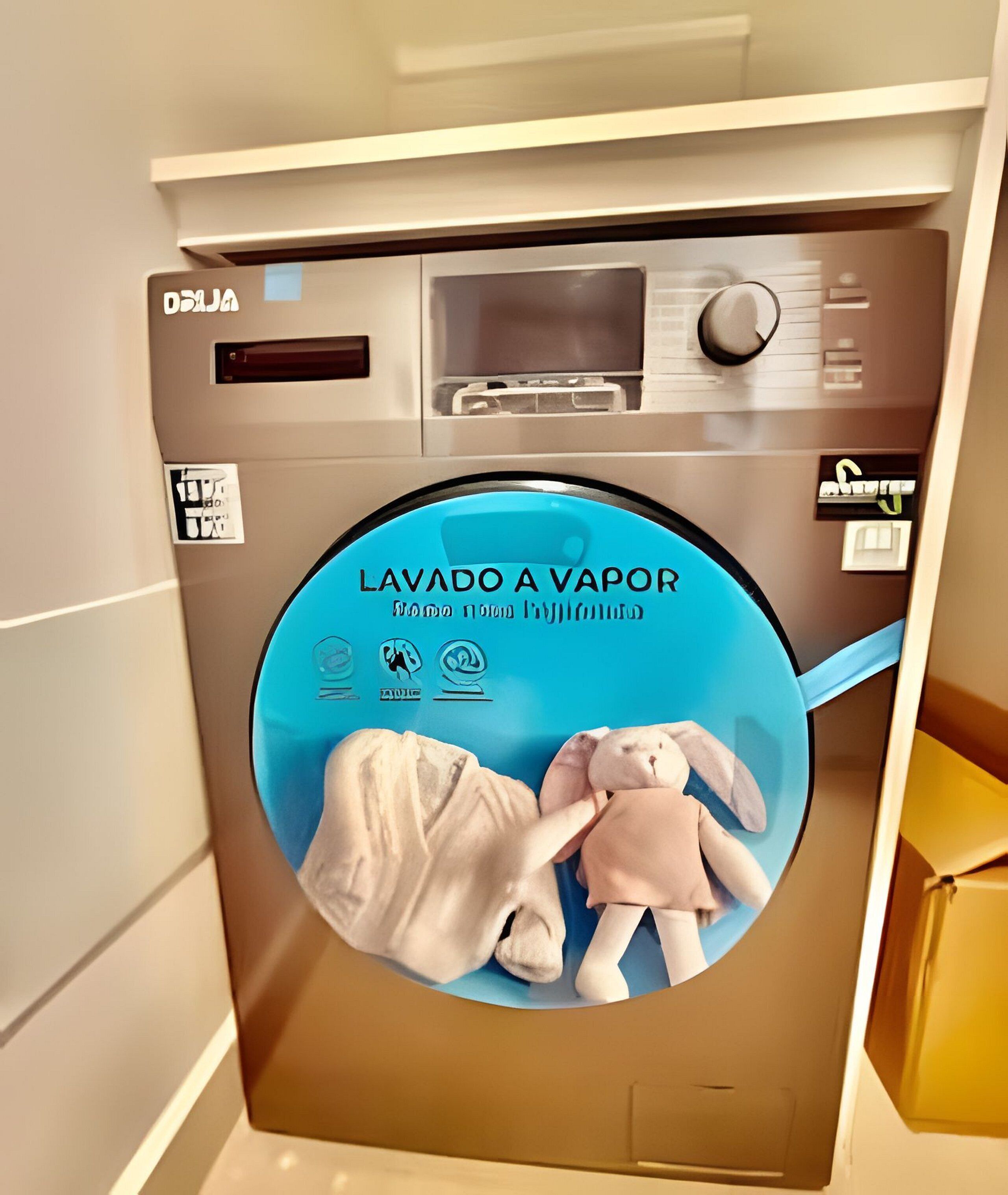 Een voorzichtszicht van een wasmachine met een blauwe ronde display en een bedieningspaneel.