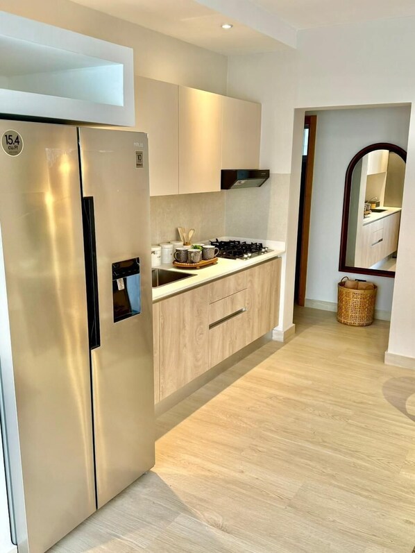 Full-sized fridge, cookware/dishes/utensils