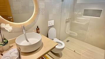 Apartment | Bathroom | Shower, hair dryer, towels, soap