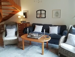 TV, DVD player, stereo - Holiday Home 'Nes Pük' with Shared Terrace, Shared Garden and Wi-Fi (Hooksiel)