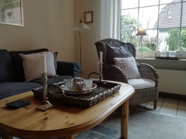 TV, DVD player, stereo - Holiday Home 'Nes Pük' with Shared Terrace, Shared Garden and Wi-Fi (Hooksiel)