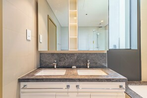 Free toiletries, towels, soap, shampoo - Superhost Elegant 3BR Burj Khalifa View (Dubai)