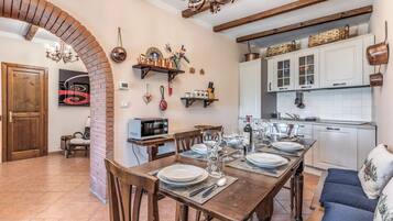 Alloggio su due livelli, balcone, vista montagna | Cucina privata | Frigorifero, microonde, piano cottura, lavastoviglie