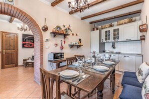 Alloggio su due livelli, balcone, vista montagna | Cucina privata | Frigorifero, microonde, piano cottura, lavastoviglie