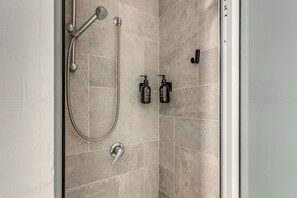 Duplex, Balcony, Mountain View | Bathroom shower -  LA SCALINATELLA - SOFIA APARTMENTS (Rivisondoli)