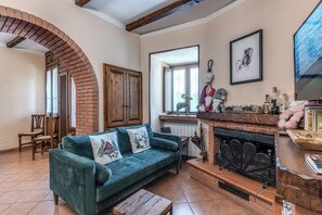 Appartement Duplex, balcon, vue montagne | Coin séjour | Télévision à écran plat