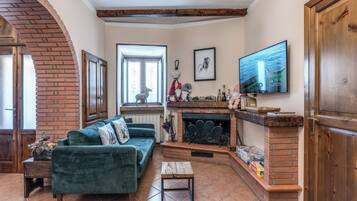 Alloggio su due livelli, balcone, vista montagna | Area soggiorno