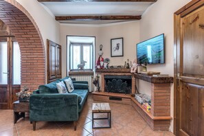 Alloggio su due livelli, balcone, vista montagna | Area soggiorno