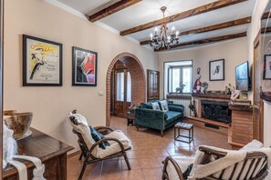 Duplex, balcon, vue sur la montagne | Aire de séjour | Téléviseur à écran plat, foyer