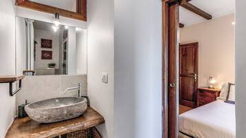 Duplex, sacada, vista para a montanha | Banheiro | Chuveiro, secador de cabelo, toalhas de banho, sabonete