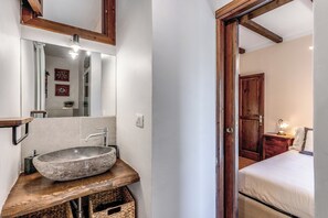 Appartement Duplex, balcon, vue montagne | Salle de bain | Douche, sèche-cheveux, serviettes fournies, savon