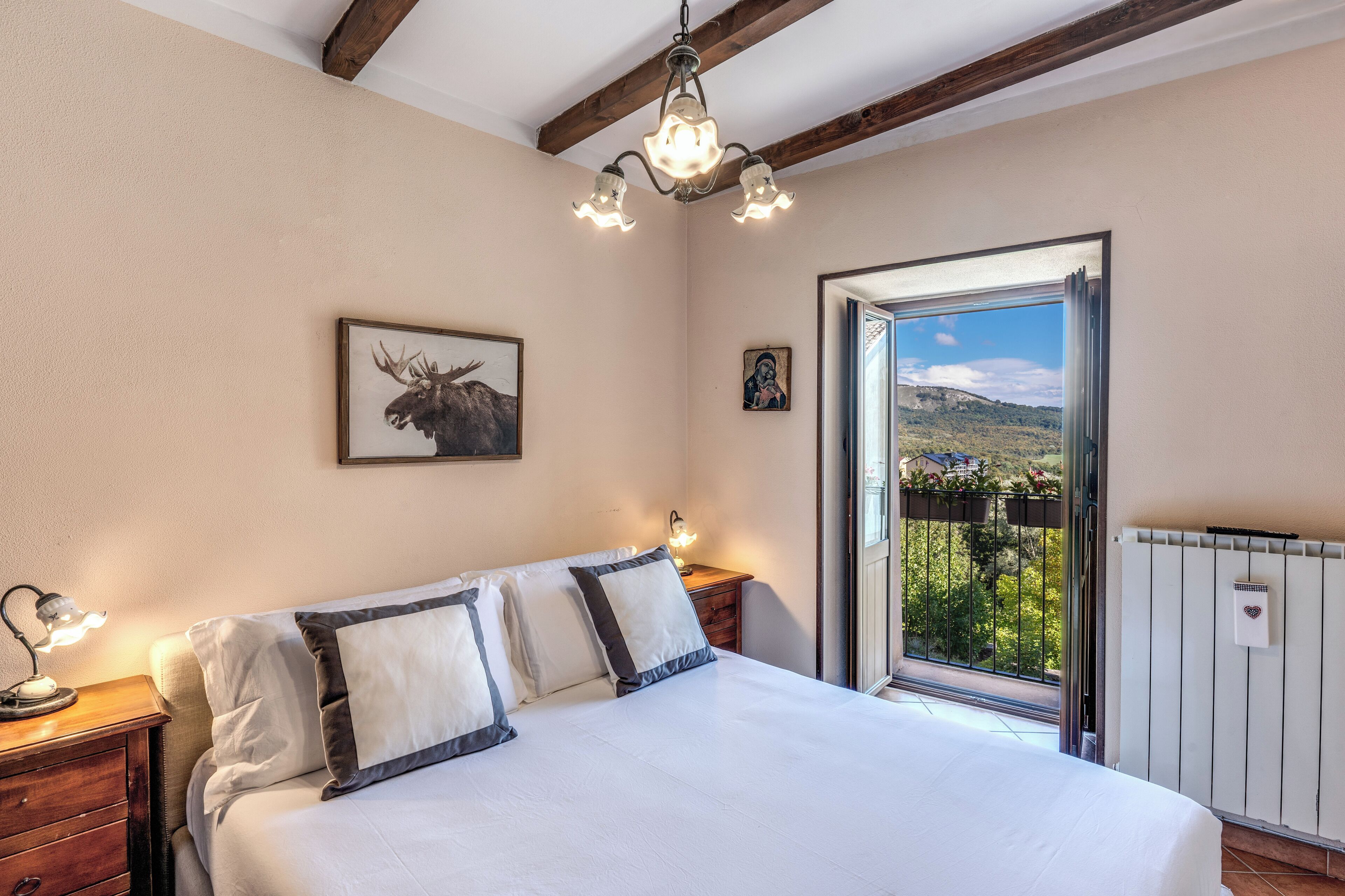 خزنة داخل الغرفة ومكواة/لوح كي وواي فاي مجانًا