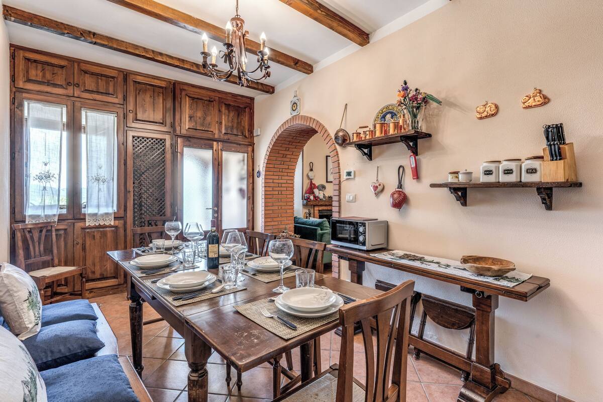 Alloggio su due livelli, balcone, vista montagna | Cucina privata | Frigorifero, microonde, piano cottura, lavastoviglie