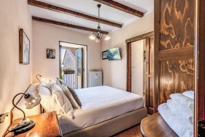 Appartement Duplex, balcon, vue montagne | Coffres-forts dans les chambres, fer et planche à repasser