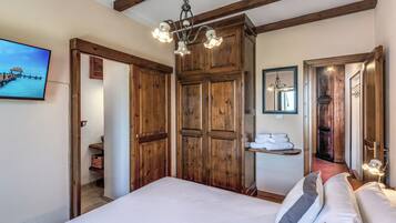 Alloggio su due livelli, balcone, vista montagna | Una cassaforte in camera, ferro/asse da stiro, Wi-Fi gratuito