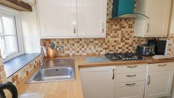 Lave-vaisselle, batterie de cuisine, vaisselle et ustensiles