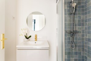 Appartement, vue sur la cour intérieure | Salle de bain | Douche, douche cascade, articles de toilette écologiques