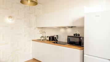 Apartamento, vistas al patio | Cocina privada | Frigorífico, microondas, placa de cocina y tostadora