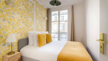 Apartment, Courtyard View | Hypo-allergenic bedding, pillowtop beds, in-room safe