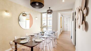 Apartamento, vistas al patio | Cocina privada | Frigorífico, microondas, placa de cocina y tostadora