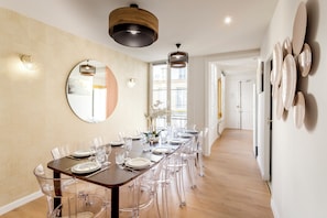 Apartment, Courtyard View | Private kitchen | Fridge, microwave, stovetop, electric kettle - Merveil Family Suite - Louvre St Anne (Paris)