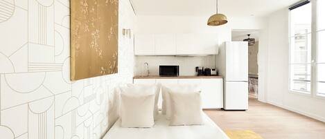 Departamento, vista al patio | Ropa de cama hipoalergénica y camas con pillow-top