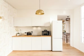 Apartment, Courtyard View | Private kitchen | Fridge, microwave, stovetop, electric kettle - Merveil Family Suite - Louvre St Anne (Paris)