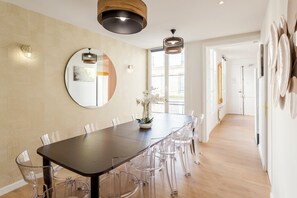 Appartement, uitzicht op de binnenplaats | Privékeuken | Een koelkast, een microgolfoven, een kookplaat, een waterkoker