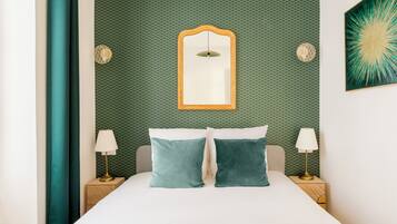 Apartamento, vistas al patio | Ropa de cama hipoalergénica y colchones con acolchado adicional