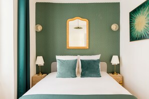 Apartamento, vistas al patio | Ropa de cama hipoalergénica y colchones con acolchado adicional