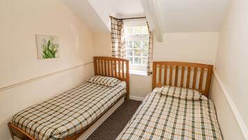 2 Schlafzimmer, individuell dekoriert, individuell eingerichtet