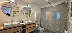 Shower, hair dryer, slippers, bidet - Riva Residence in Old Town Ljubljana by the Cobblers’ Bridge (Ljubljana)