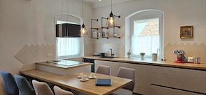 Kjøleskap, mikrobølgeovn, ovn og kokeplater