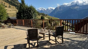 Outdoor dining - Chalet “Le Tanguy” with Private Terrace, Balconies, and Wi-Fi (Villard-Reculas)
