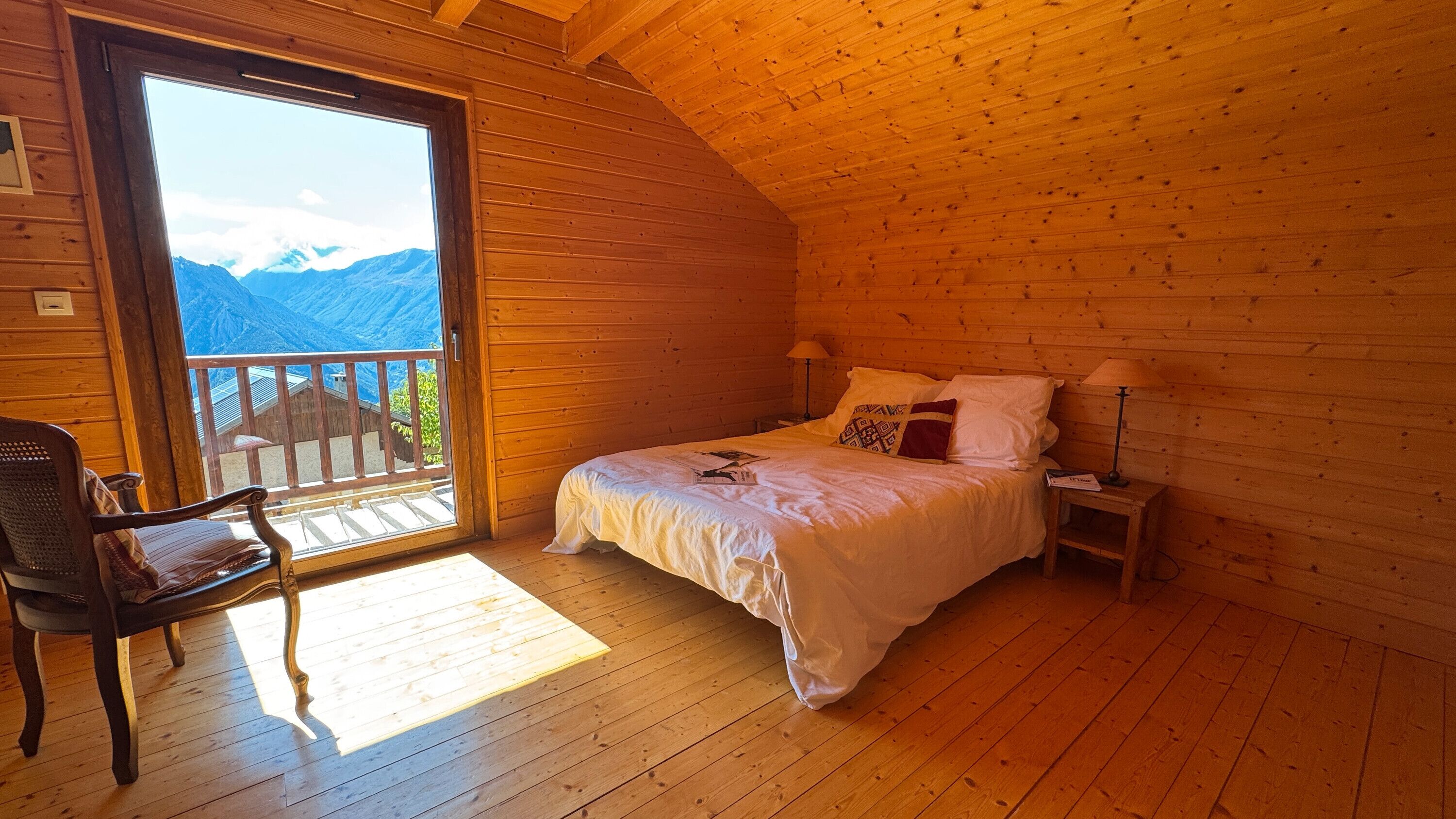 6 bedrooms, iron/ironing board, WiFi, bed sheets