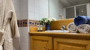 Shower, free toiletries, hair dryer, towels - Chalet “Le Tanguy” with Private Terrace, Balconies, and Wi-Fi (Villard-Reculas)