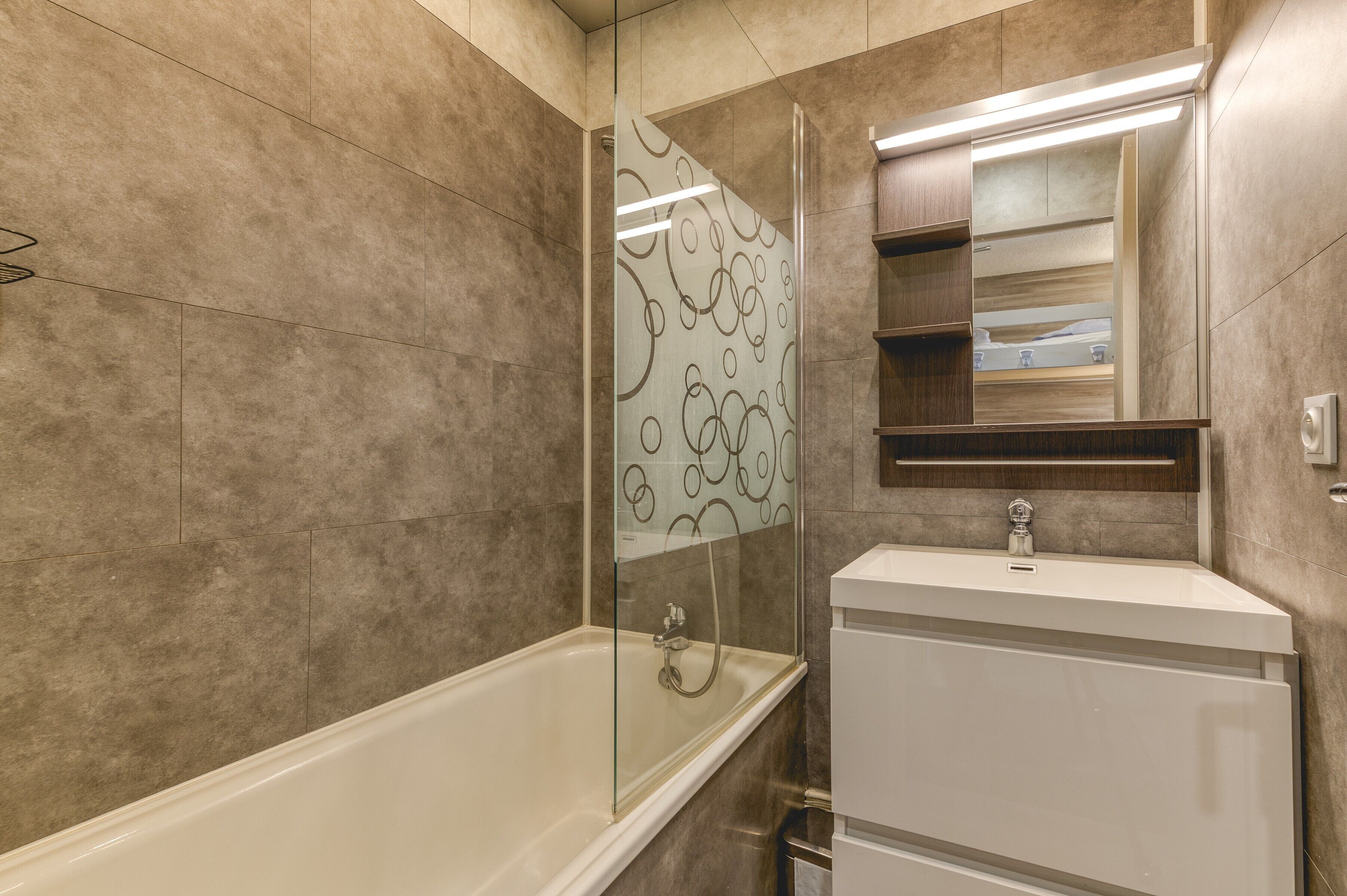 Ducha, secador de pelo y toallas