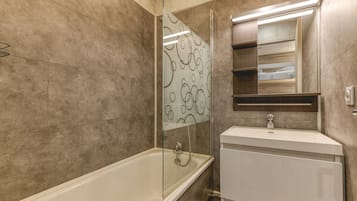 Douche, sĂšche-cheveux, serviettes fournies