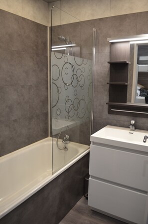 Douche, sèche-cheveux, serviettes fournies