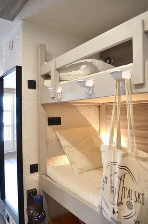 1 sovrum, strykjärn/strykbräda och sängkläder