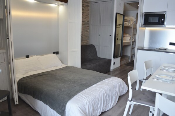 1 chambre, fer et planche à repasser, draps fournis