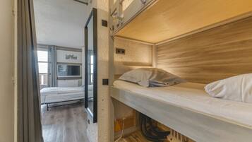 1 habitación, tabla de planchar con plancha y ropa de cama