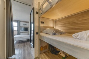 1 多间卧室、熨斗/熨衣板、床单