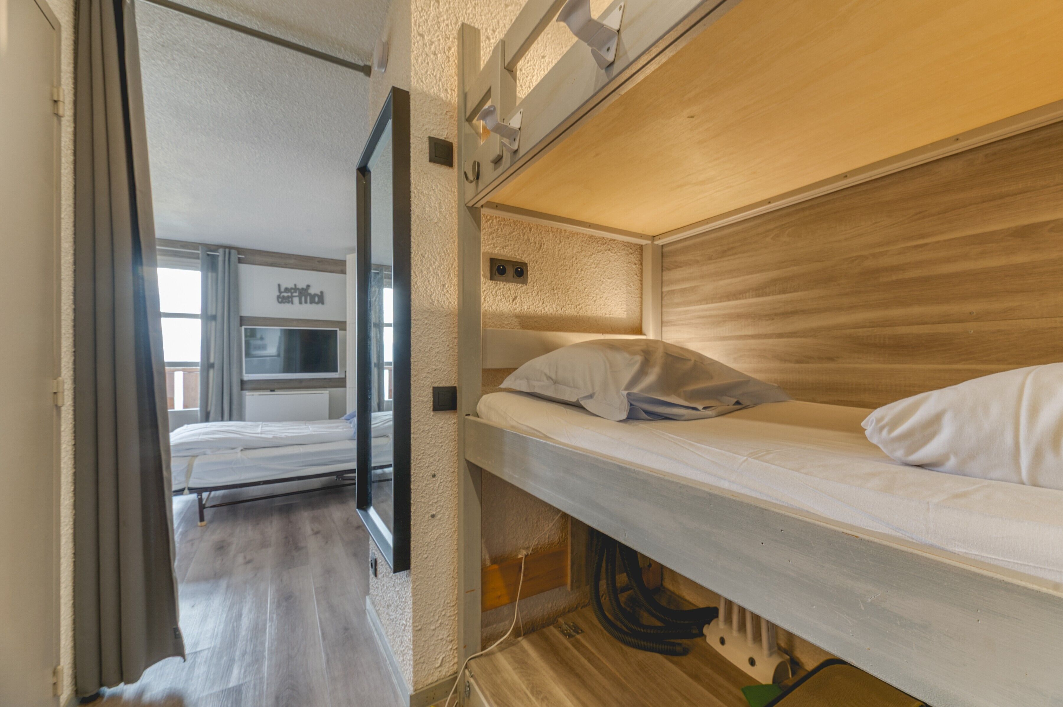 1 dormitorio, tabla de planchar con plancha, wifi y ropa de cama