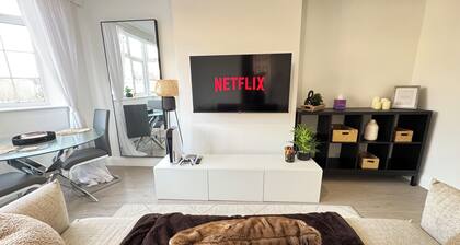 Cozy retreat for two
one-bedroom apartment
Comfortable king bed