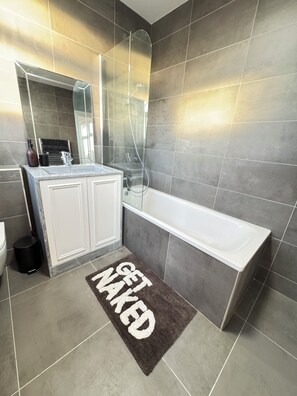 Handtücher, Seife, Toilettenpapier