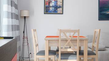 Apartamento, balcón | Zona de estar